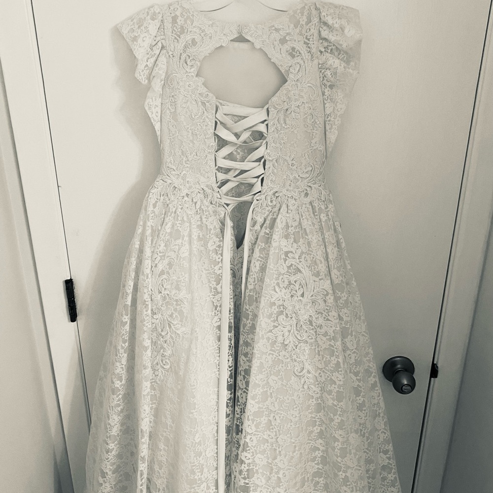 White lace communion dress with rhinestone detachable belt. Mask, lace gloves